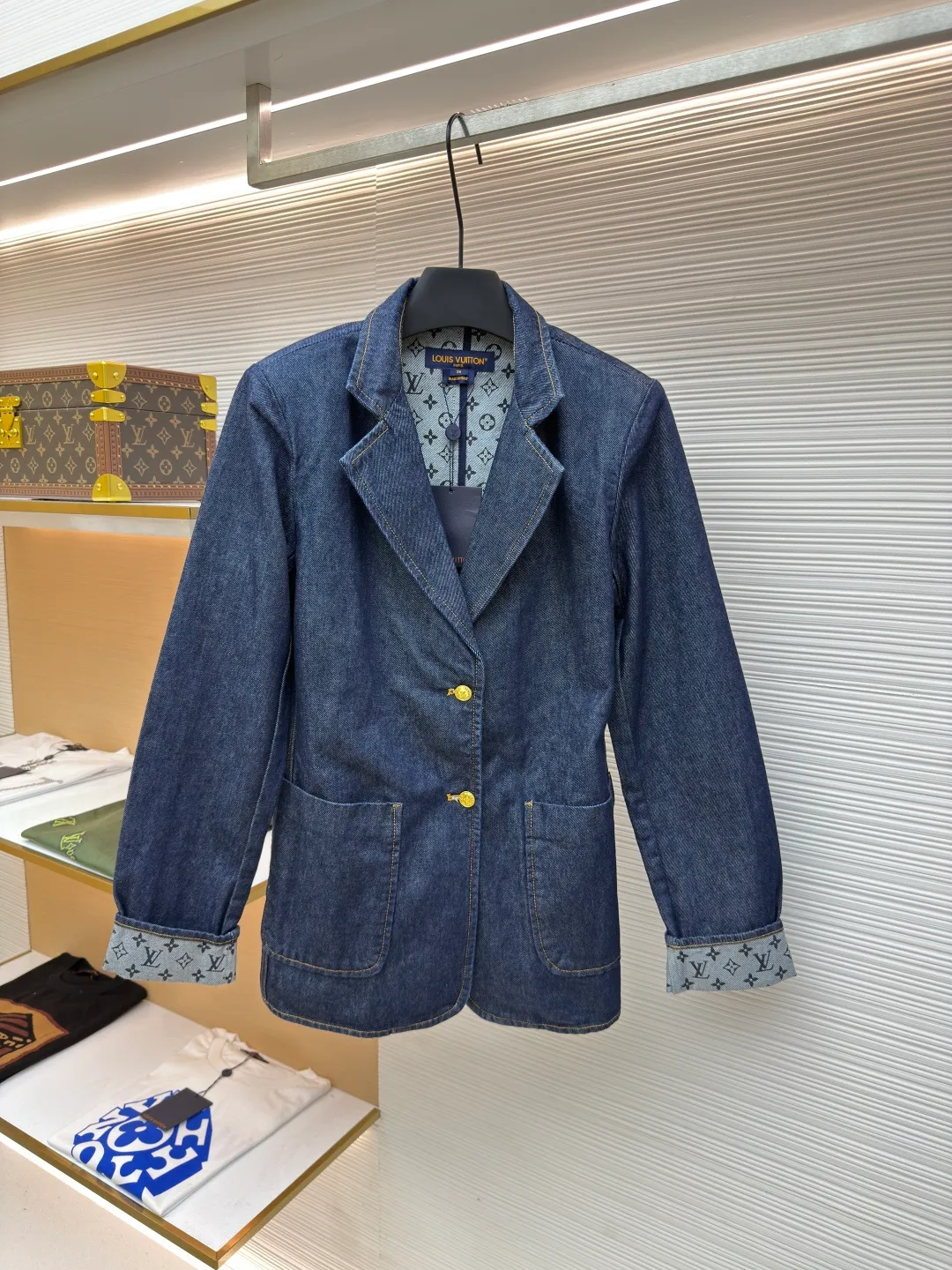 LOUIS VUITTON Dark blue logo cuffed denim jacket [Women's clothing] ●Authentic product: Purchased and developed by 18528 ●Item number: 1680635-B60 ●Fabric: Denim denim fabric ●Technology: Made on positioning cutting machine ●Version: Fitted version ●Weight: about 860 grams ●Size: 36-38-40 ●Description: Cut into a neat straight silhouette with deep-washed denim of the season. Contrasting topstitching outlines the classic structural lines, and the flanged edges reveal the Monogram printed interior, upgrading your daily look. The overall wiring is straight and delicate, the fabric is comfortable and soft, and the color is consistent without color difference. It can be matched with the same style to create a fashionable look and control various occasions. Customized accessories, complete with three standards, same style for men and women!